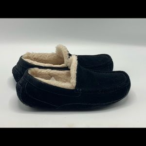 UGG Ascot Moccassin Slipper Size 9 1101110
